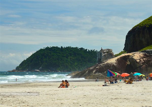 turistas sentados na areia da praia do mar de fora na ilha do mel pr