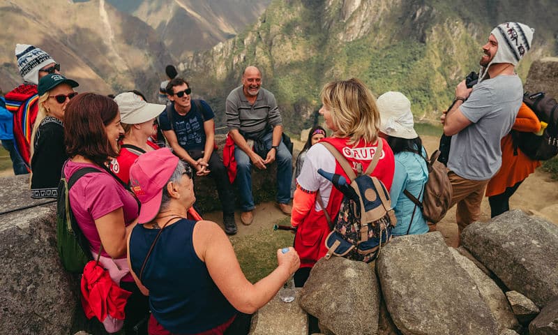 turistas conversando em círculo em monte