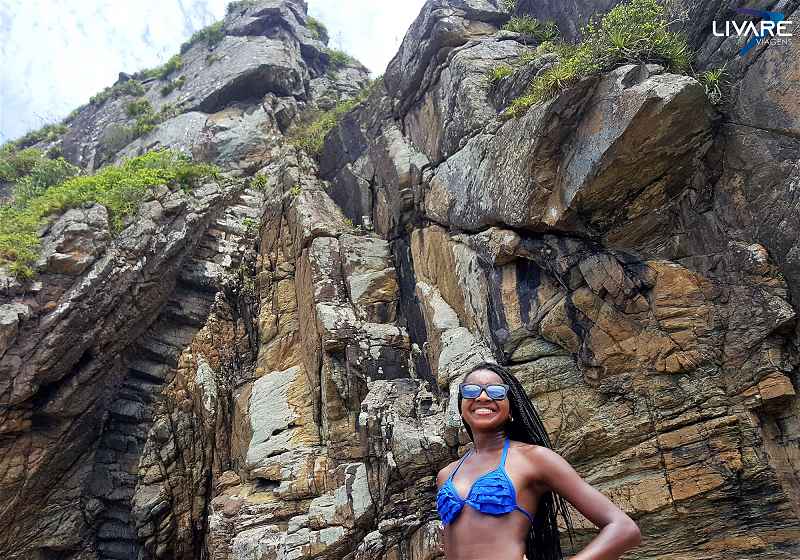 mulher de biquini em frente a entrada da gruta das encantadas na ilha do mel pr
