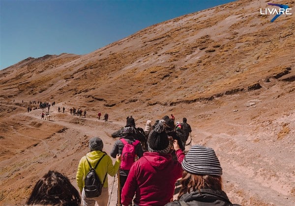 Trekking na montanha do arco íris no Peru