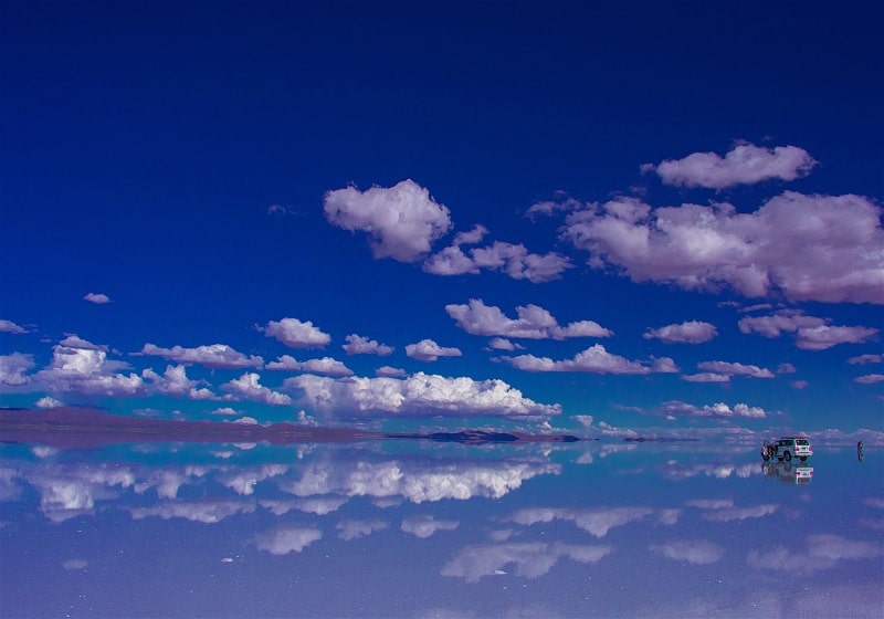 céu refletido no salar de uyuni bolívia com carro