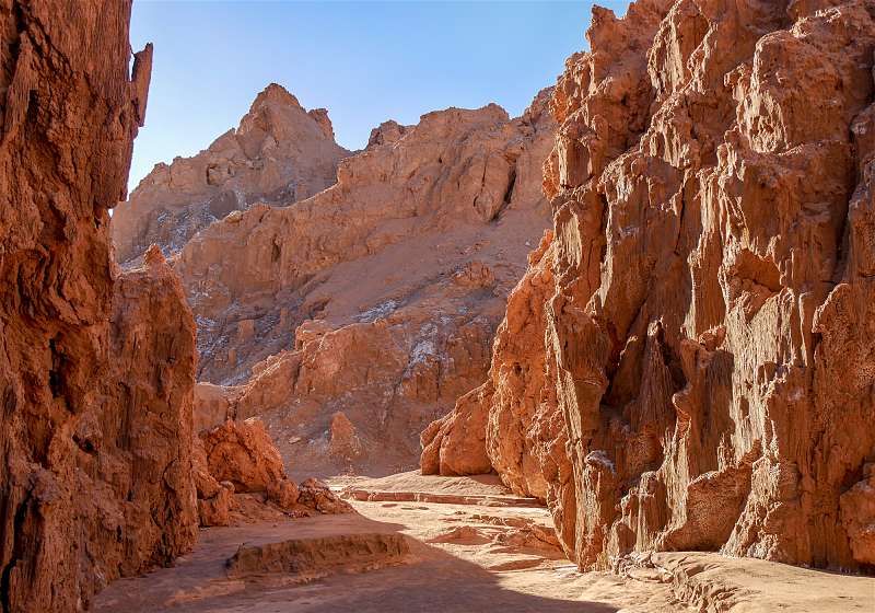 formações rochosas de cor avermelhada no deserto atacama
