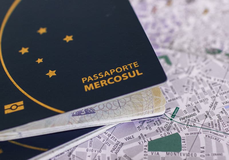 passaporte para viajar pela América do Sul sobre mapa