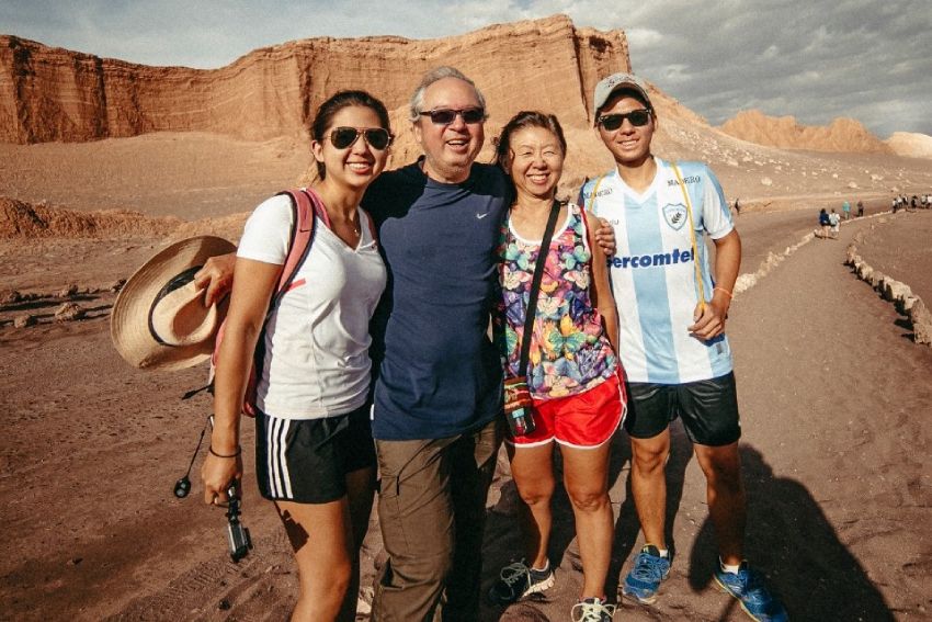 Família composta por pai mãe filho e filha posando para foto no deserto do atacama