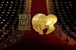 símbolo do world travel awards com tapete vermelho ao fundo