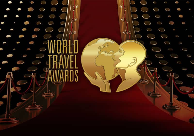símbolo da premiação de melhores lugares world travel awards com tapete vermelho ao fundo