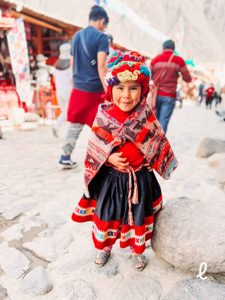 Cusco: um portal para o Império Inca Criança peruana com roupa típica