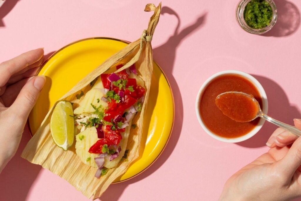 Tamale, muito parecido com a nossa pamonha. A massa é salgada e preparada à base de milho, com muitos temperos e pimenta. 