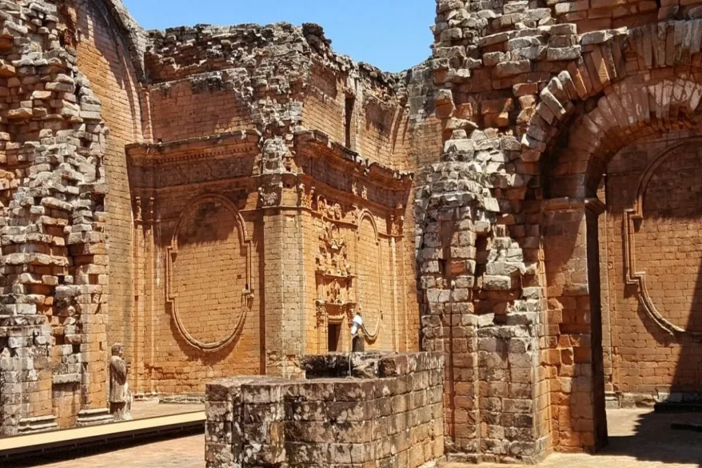 Ruínas de pedra da Redução Jesuítica de La Santísima Trinidad del Paraná, representando a história de Encarnación, no Paraguai.