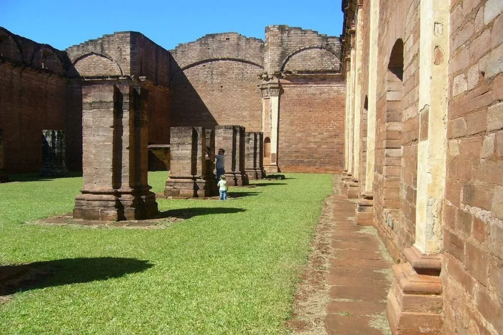 Ruínas de pedra da Redução Jesuítica de La Santísima Trinidad del Paraná, representando a história de Encarnación, no Paraguai.