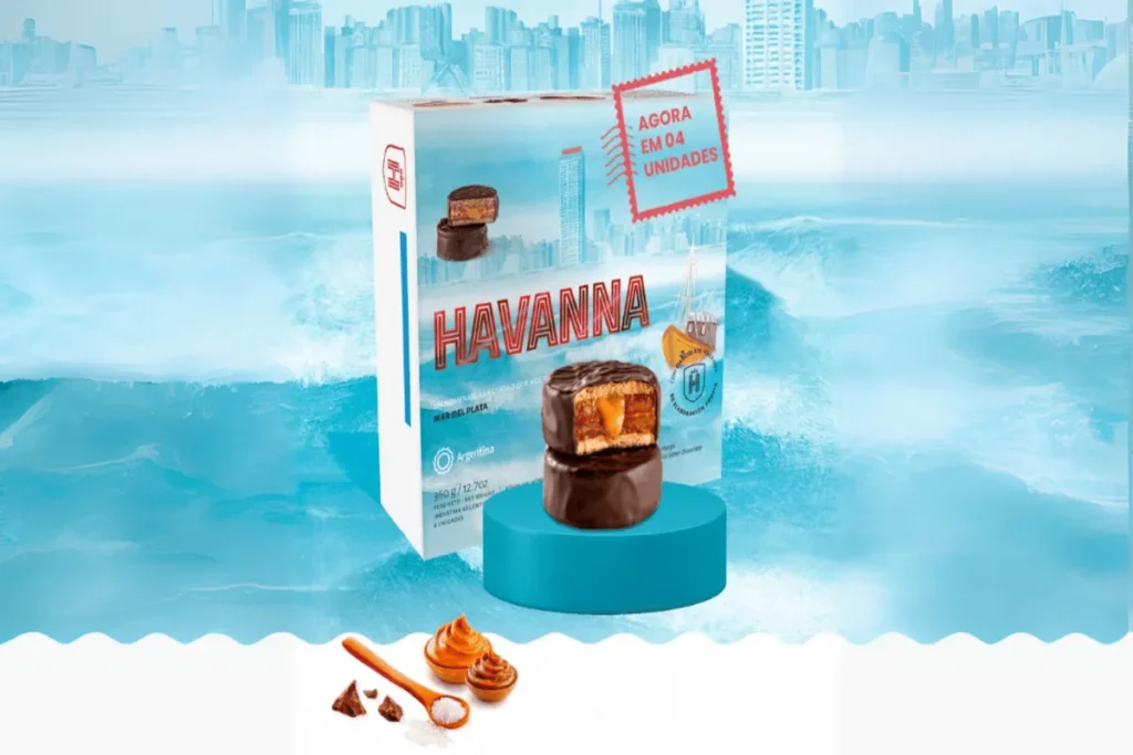 Caixa do Alfajor Mar del Plata da Havanna com quatro unidades, recheio de doce de leite e cobertura de chocolate com cristais de sal marinho, sobre fundo azul.