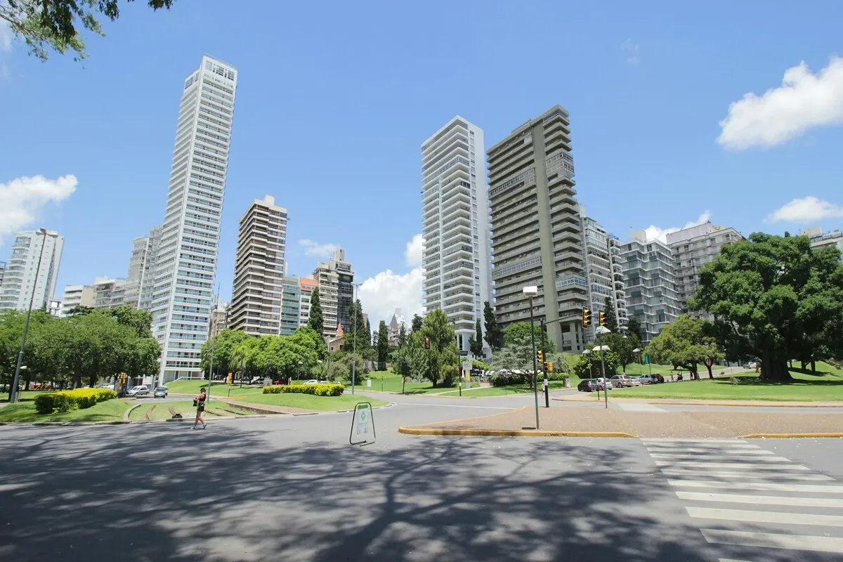 Rosário, Argentina: Skyline com arranha-céus modernos e parque urbano em dia ensolarado.
