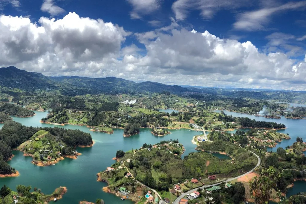 Vista panorâmica do lago e ilhas em Guatapé, Colômbia, a partir da Piedra del Peñol.