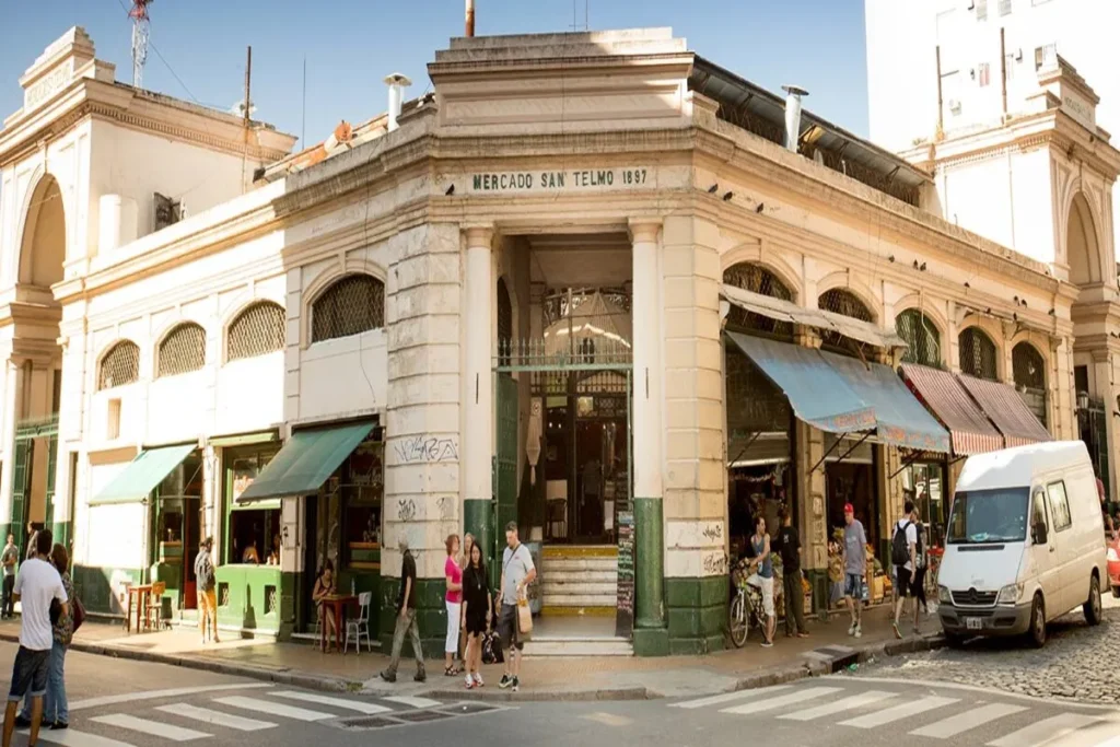 Fachada histórica do Mercado San Telmo em Buenos Aires, com arquitetura neoclássica, colunas e a inscrição "Mercado San Telmo 1897".