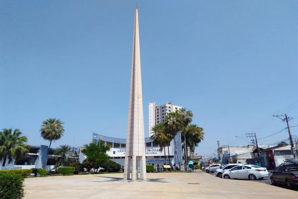 Obelisco do Centro Geodésico da América do Sul na Praça Pascoal Moreira Cabral, em Cuiabá.