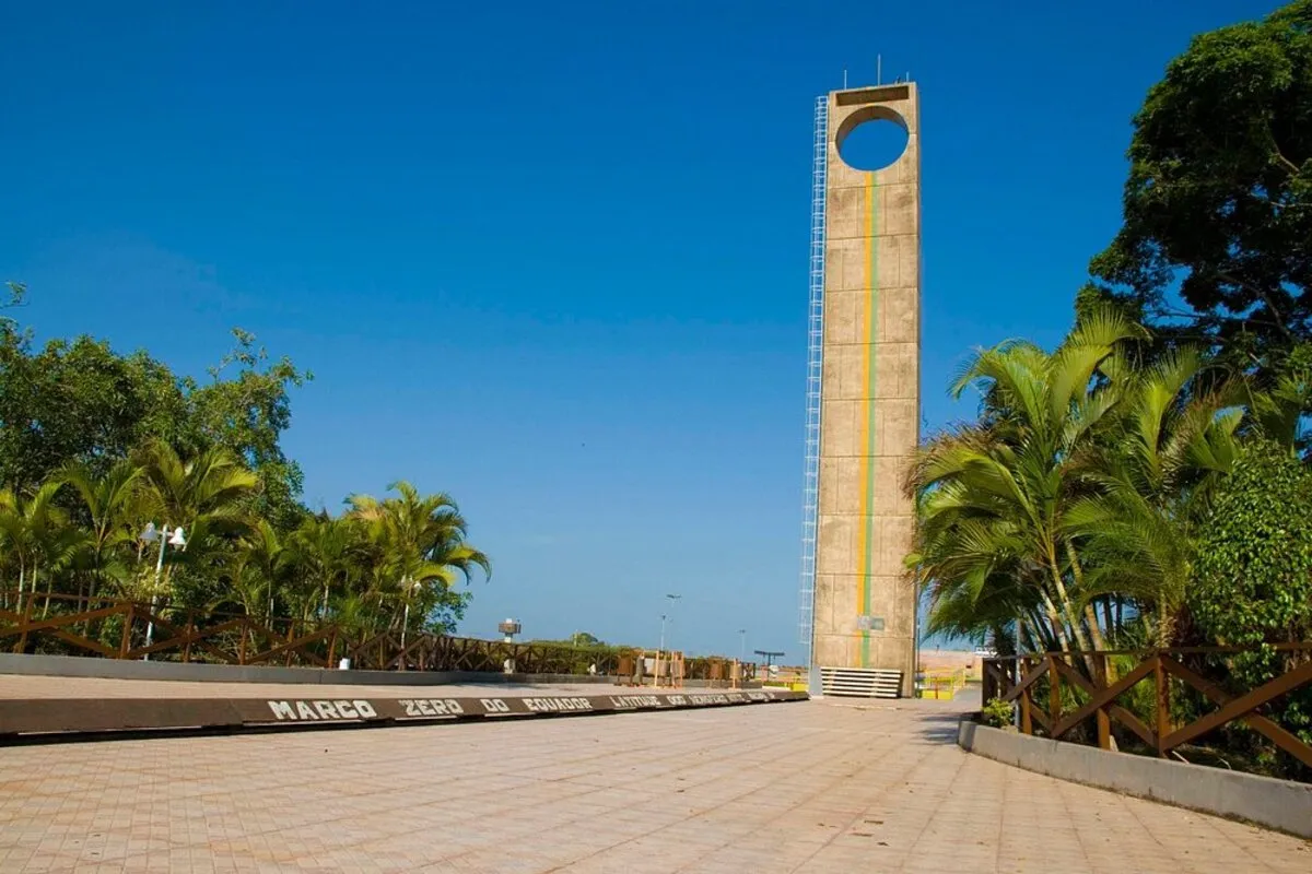 Monumento do Marco Zero do Equador em Macapá, Amapá, com torre e linha do Equador que divide os hemisférios Norte e Sul.