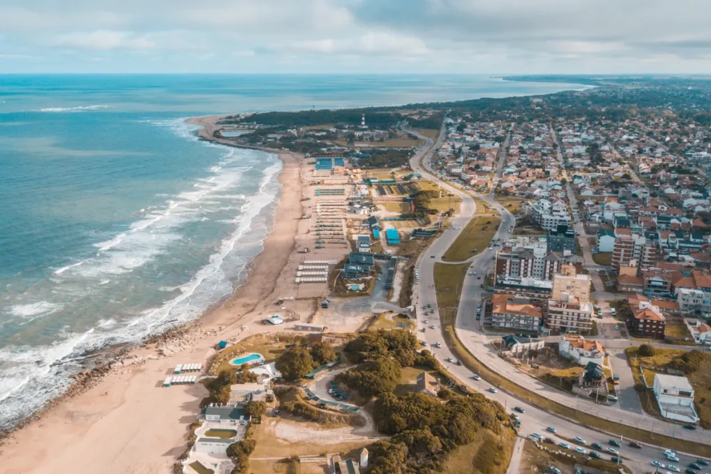 Vista aérea da orla de Mar del Plata com praias urbanas, avenidas costeiras e bairros próximos ao Oceano Atlântico.