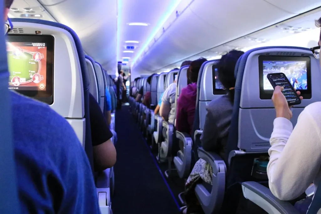 Imagem do interior de um avião, com passageiros
