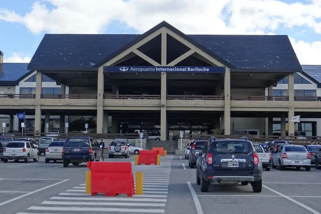 Fachada do Aeroporto Internacional de Bariloche com estacionamento e entrada principal na Patagônia Argentina