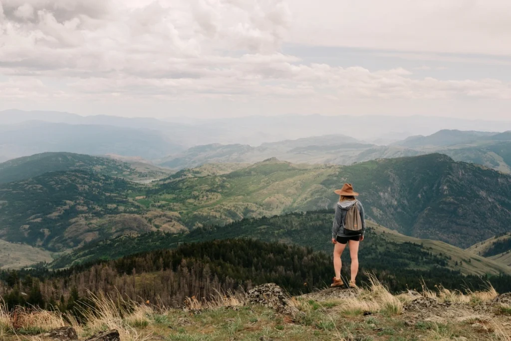 Pessoa em paisagem, com mochila
