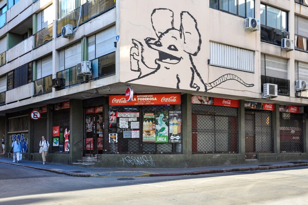 Prédio comercial em esquina urbana de Montevidéu próximo a áreas de compras e free shops.