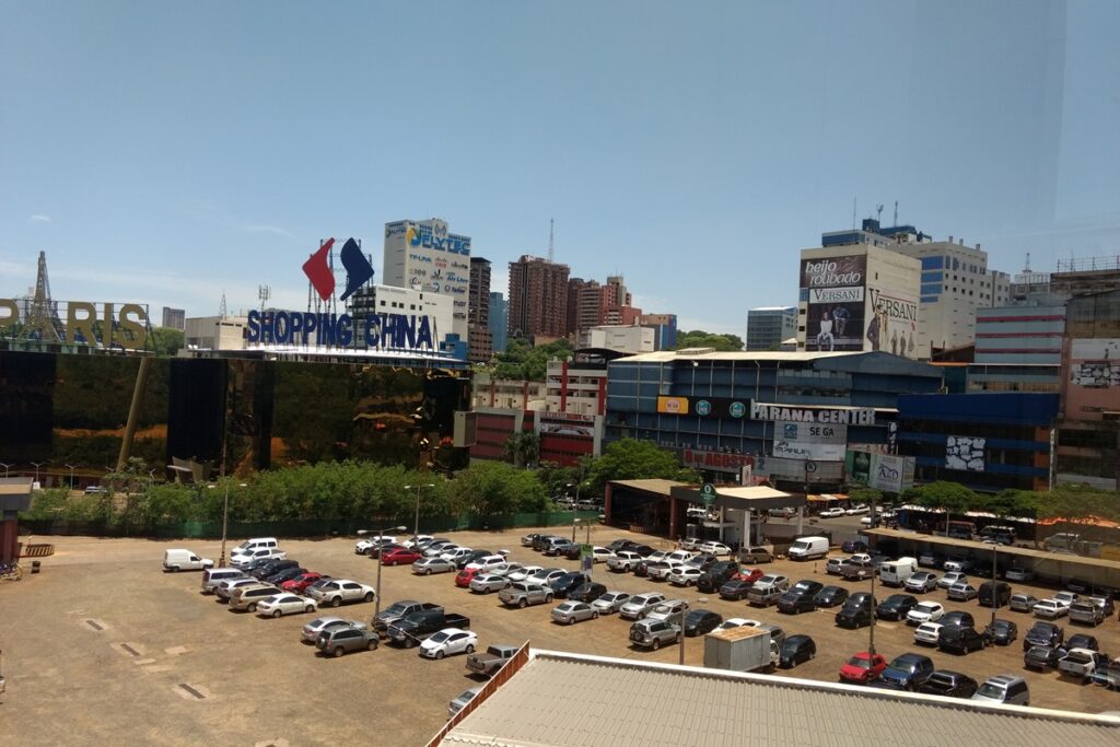 Vista dos centros comerciais e mercados de Ciudad del Este no Paraguai.