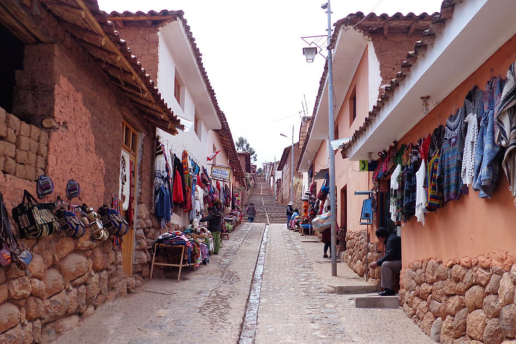 Ruas de Chinchero com mercadorias expostas nas paredes das casas