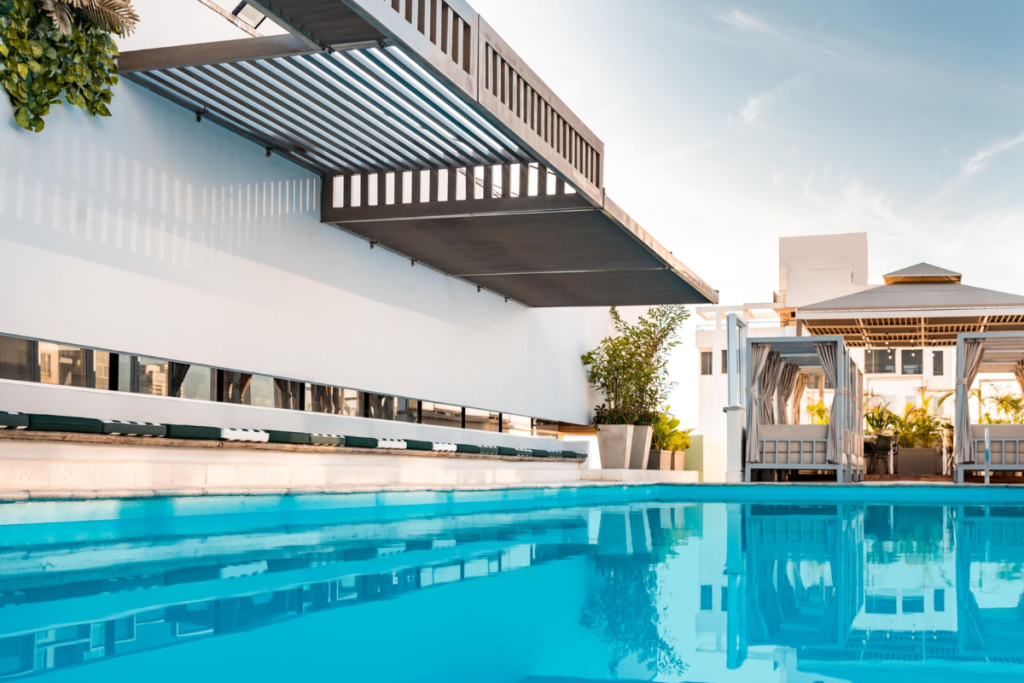 Área externa com piscina do Holiday Inn Express Cartagena Bocagrande