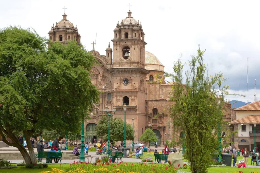 Praça Central de Cusco com várias pessoas aproveitando o espaço
