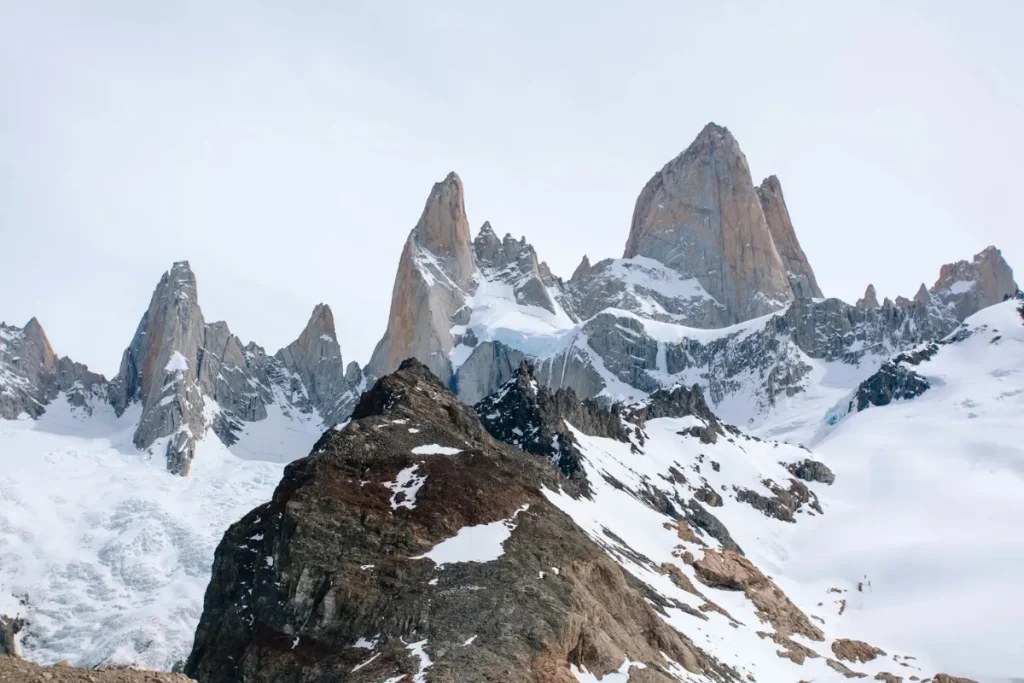 Cordilheira com picos nevados próximos ao Cerro Fitz Roy em uma paisagem montanhosa da Patagônia argentina.