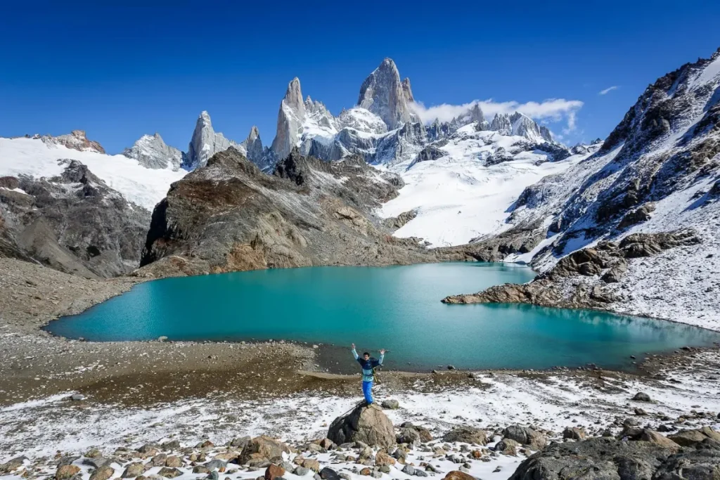 Lagoa azul-turquesa cercada por montanhas nevadas próximas ao Cerro Fitz Roy na região de El Chaltén, na Patagônia argentina.