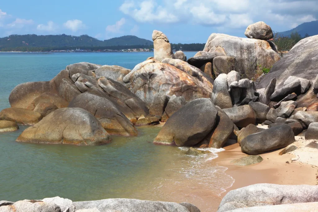 Ilhas Galápagos: o que saber antes de visitar o paraíso natural do Equador Formações rochosas à beira-mar em praia das Ilhas Galápagos, cenário natural preservado do arquipélago equatoriano.