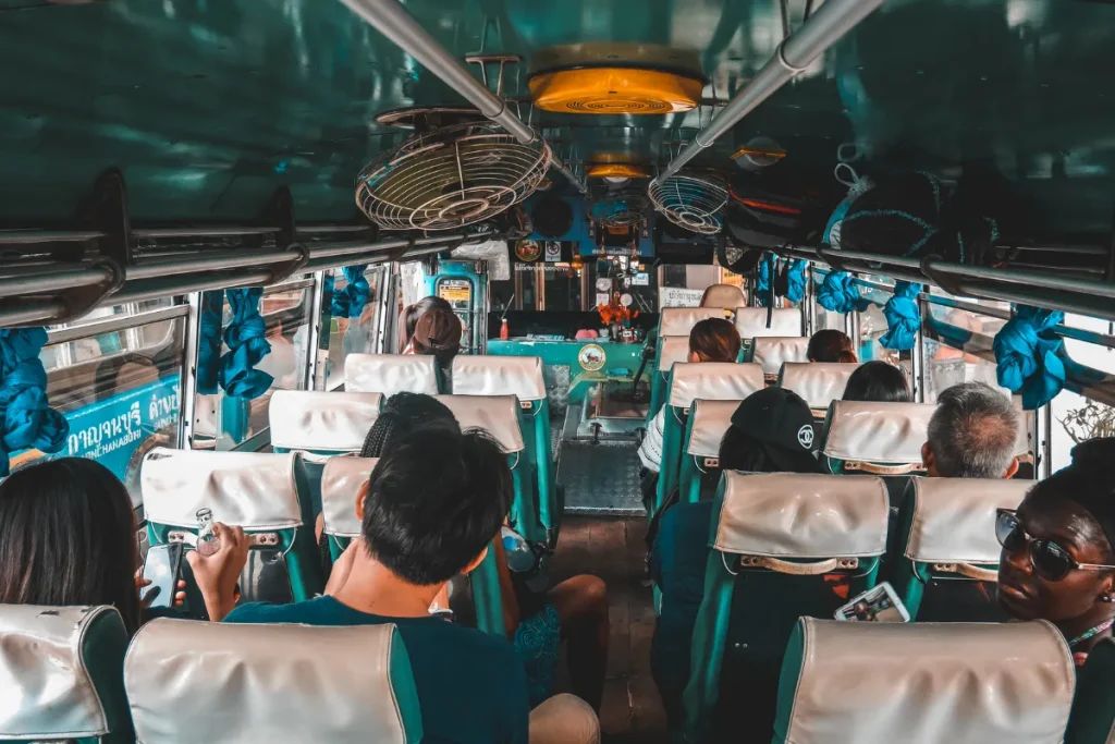 Interior de ônibus com passageiros sentados durante viagem rodoviária.