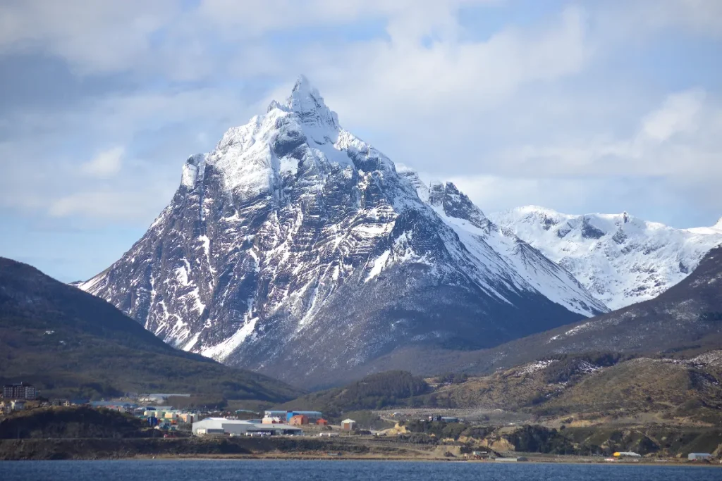 Natureza e aventuras em Ushuaia. Montanha nevada imponente vista acima da cidade de Ushuaia