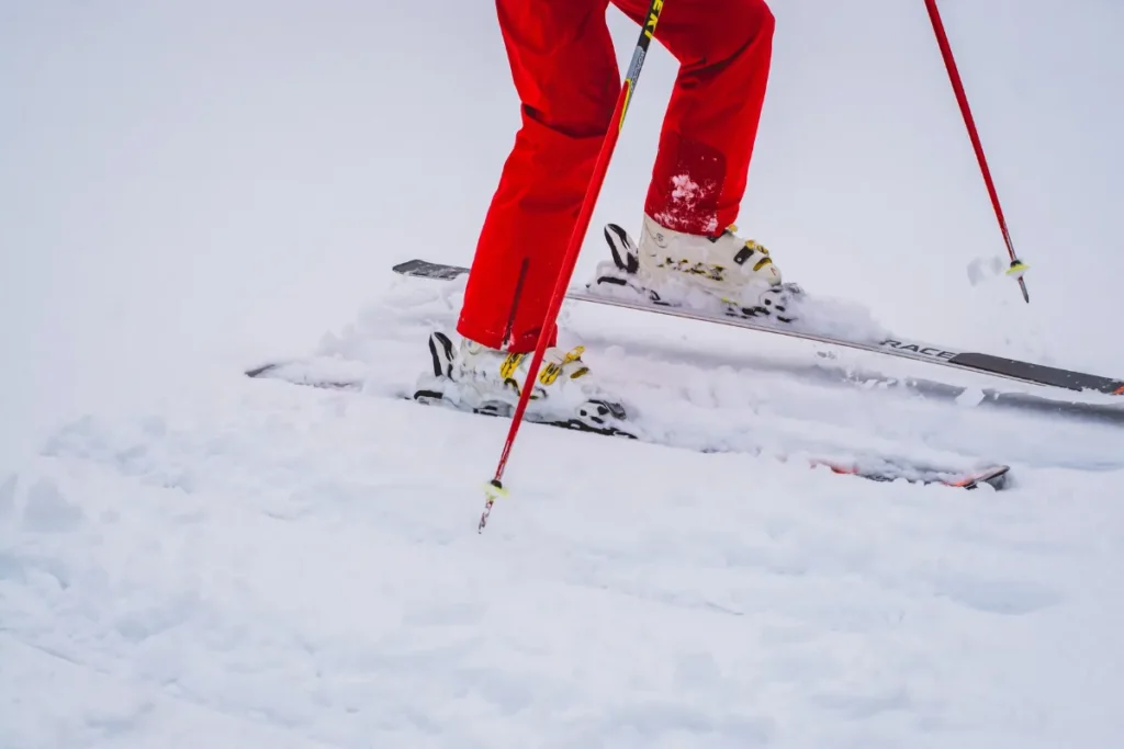 Cerro Catedral: tudo o que você precisa saber Pessoa praticando esqui na neve em Bariloche com equipamentos de inverno durante passeio na montanha.