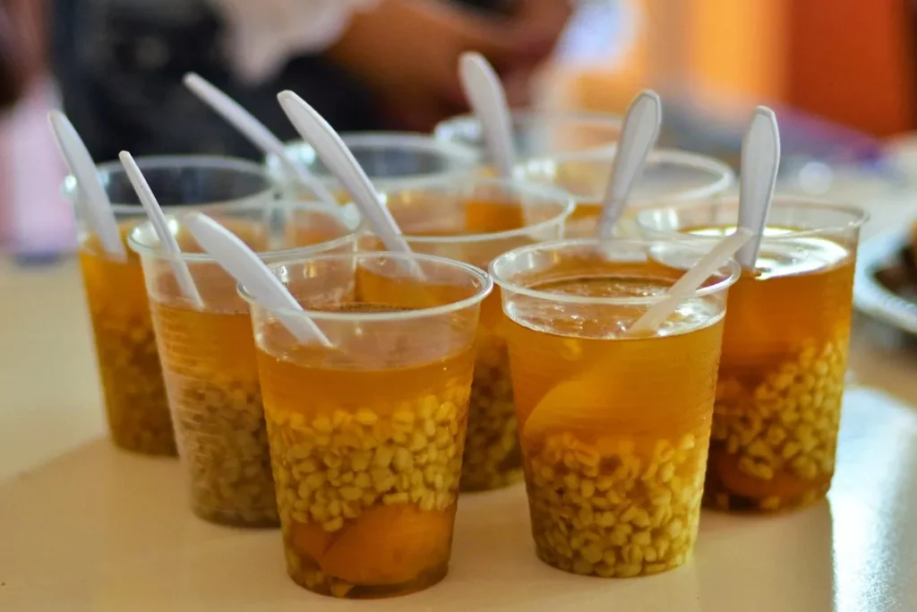 Copos de mote con huesillo, bebida tradicional chilena feita com pêssego e trigo cozido.