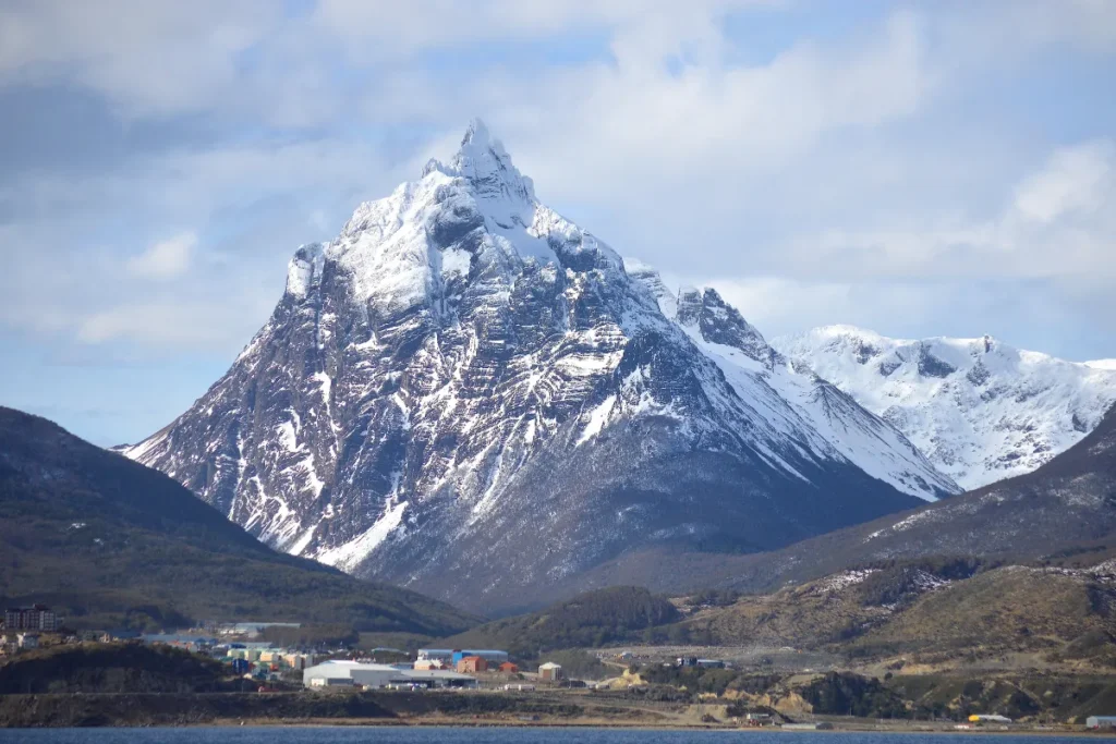 Montanha nevada próxima ao centro de Ushuaia vista à distância, uma das paisagens mais marcantes da cidade argentina.