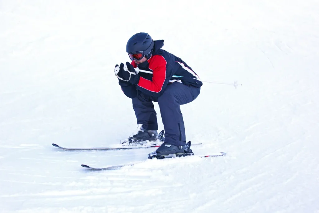 Cerro Catedral: tudo o que você precisa saber Esquiador descendo pista de neve em Bariloche com roupas térmicas e equipamentos de proteção.