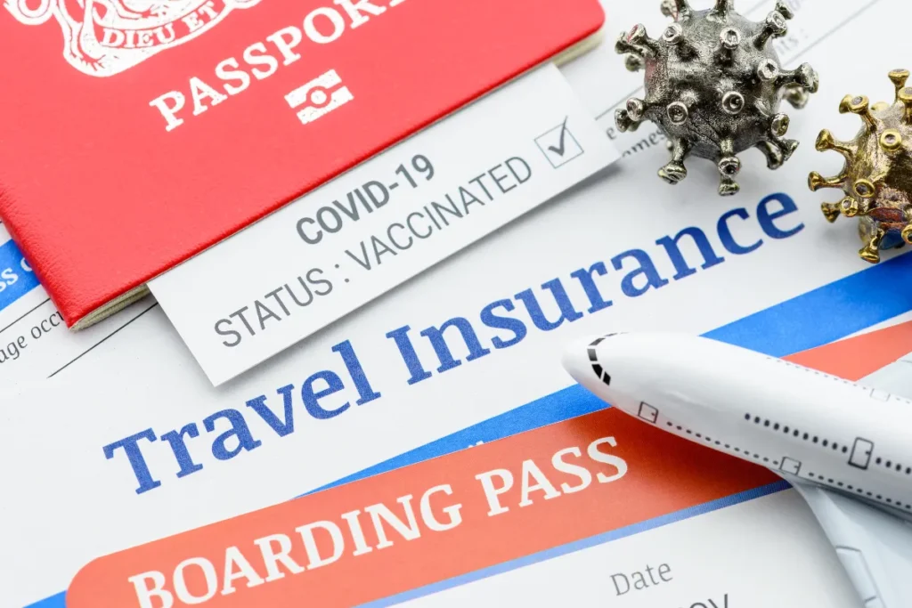 Passaporte, cartão de embarque e comprovante de seguro-viagem sobre a mesa antes do embarque para Bariloche.