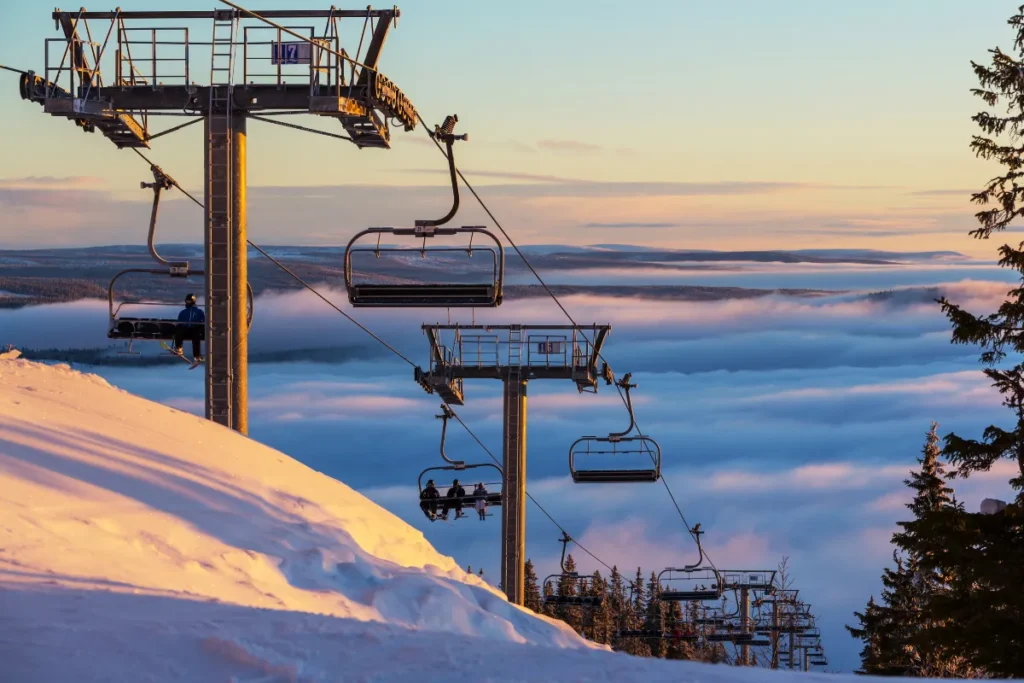 Teleféricos no Cerro Castor em Ushuaia durante o inverno com vista panorâmica da neve ao redor da estação.