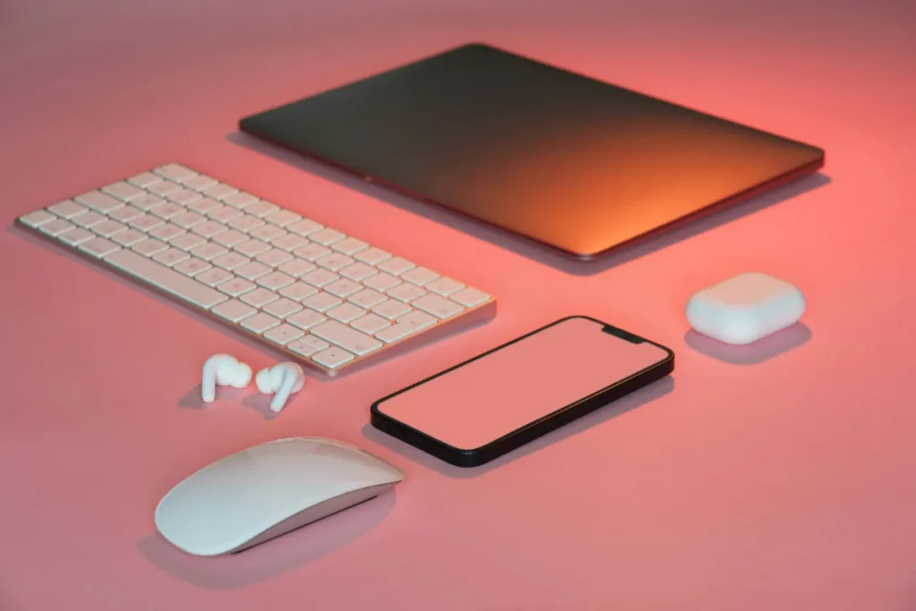 Mesa com smartphone, fones sem fio, teclado e acessórios modernos relacionados às compras de tecnologia no Chile.