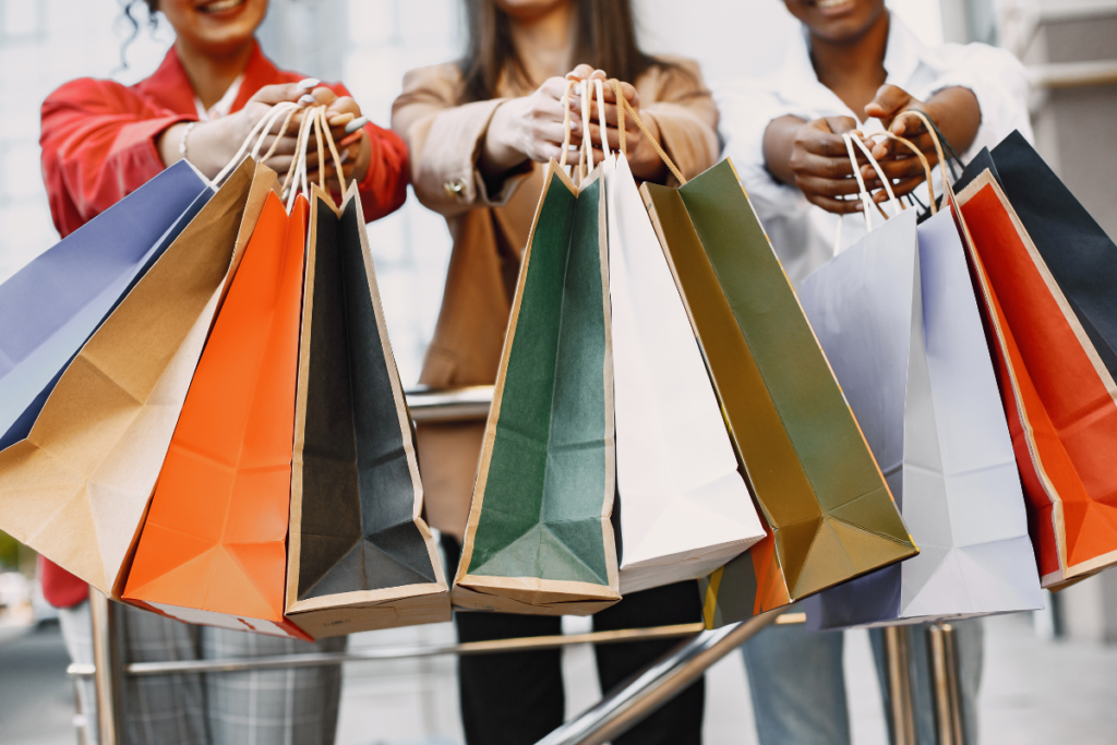 Grupo de pessoas exibindo sacolas de compras em shopping, representando turismo de compras no Chile em 2026.