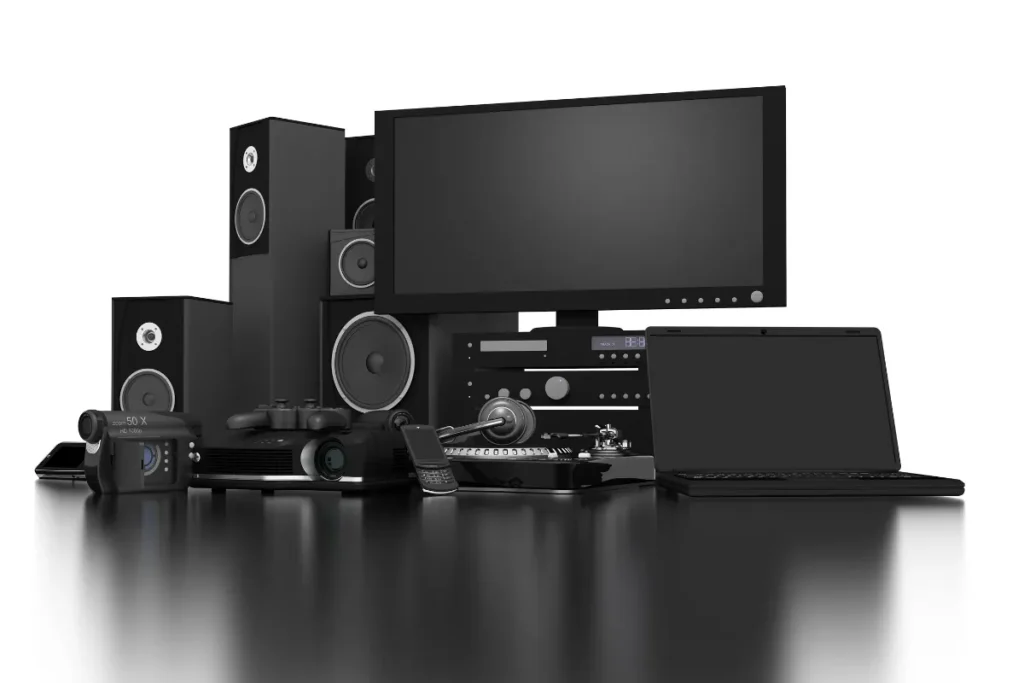 Conjunto de TV, caixas de som, notebook e aparelhos multimídia exibindo variedade de eletrônicos vendidos no Chile.