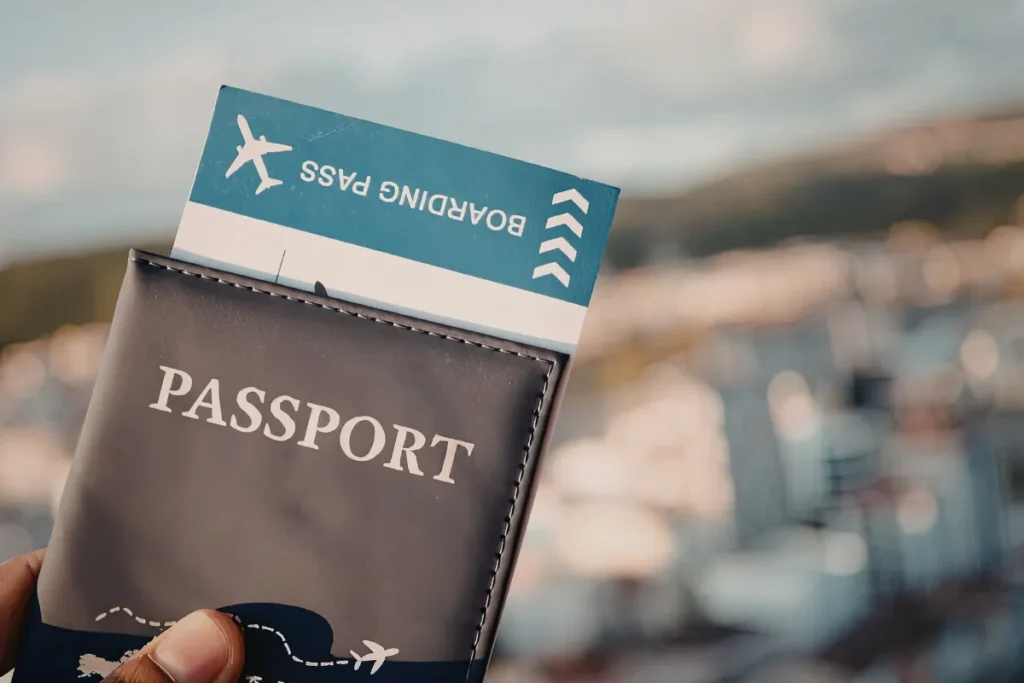 Passaporte com cartão de embarque em destaque, itens obrigatórios para controle migratório em viagens para Ushuaia