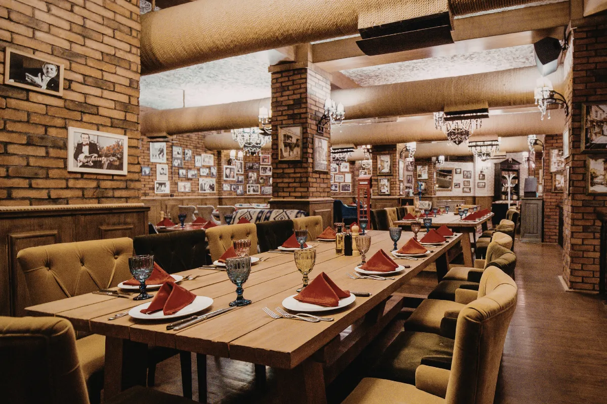 Salão de restaurante com mesas organizadas e decoração rústica, ambiente comum em restaurantes baratos em Ushuaia