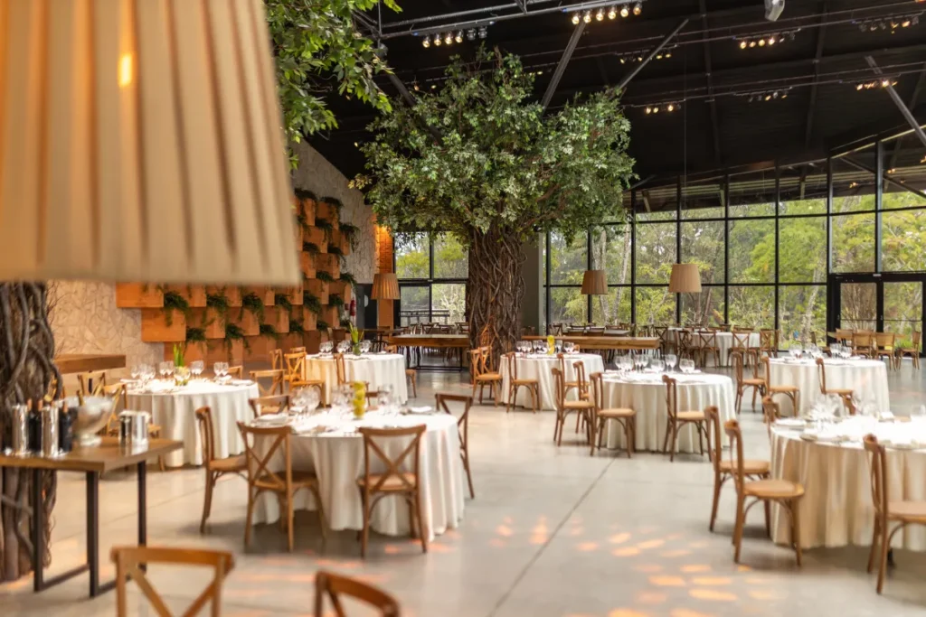 Amplo salão gastronômico com mesas elegantemente preparadas e decoração natural, ideal para refeições especiais em Ushuaia.