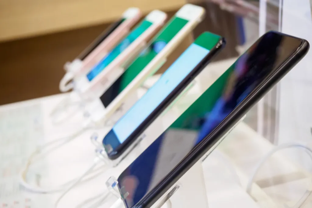 Smartphones expostos em vitrine de loja de eletrônicos no Chile, mostrando modelos modernos disponíveis ao público.