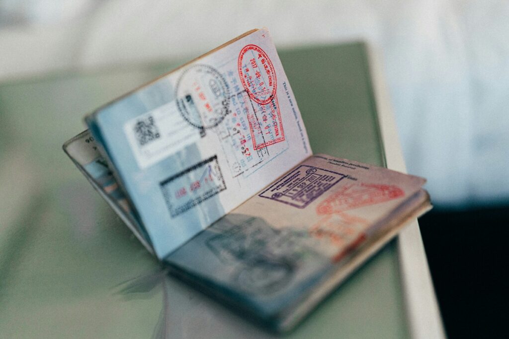 Passaporte aberto com carimbos de imigração e vistos de entrada utilizados em viagens internacionais.