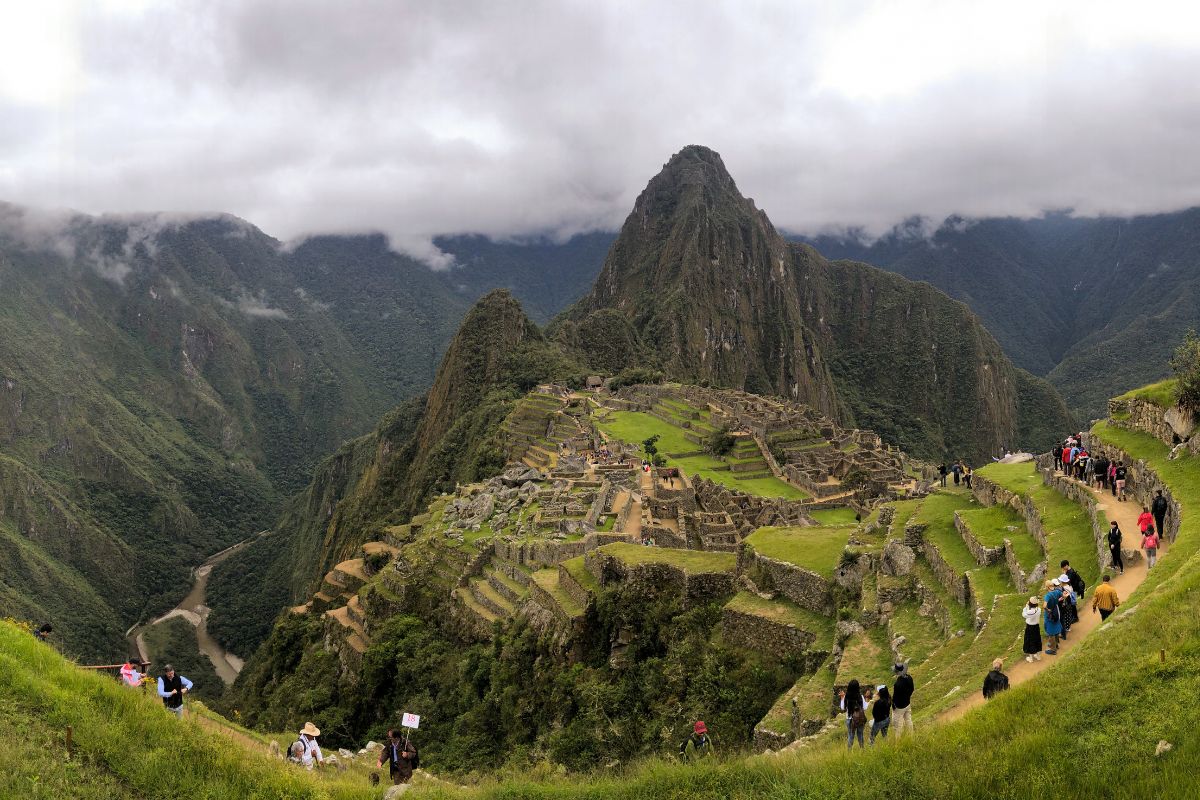 Vista panorâmica da cidadela de Machu Picchu entre montanhas e terraços incas
