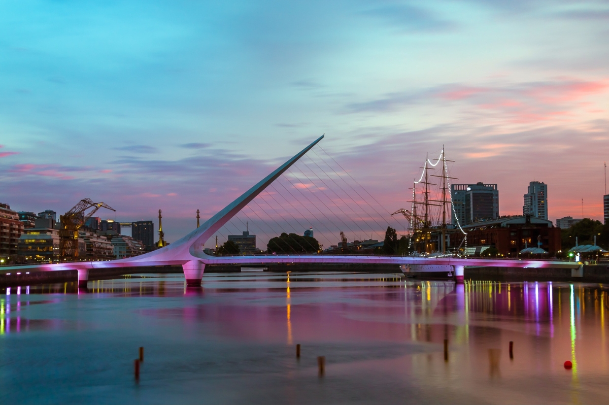 Puente de la Mujer sobre o Dique 3 em Puerto Madero, Buenos Aires